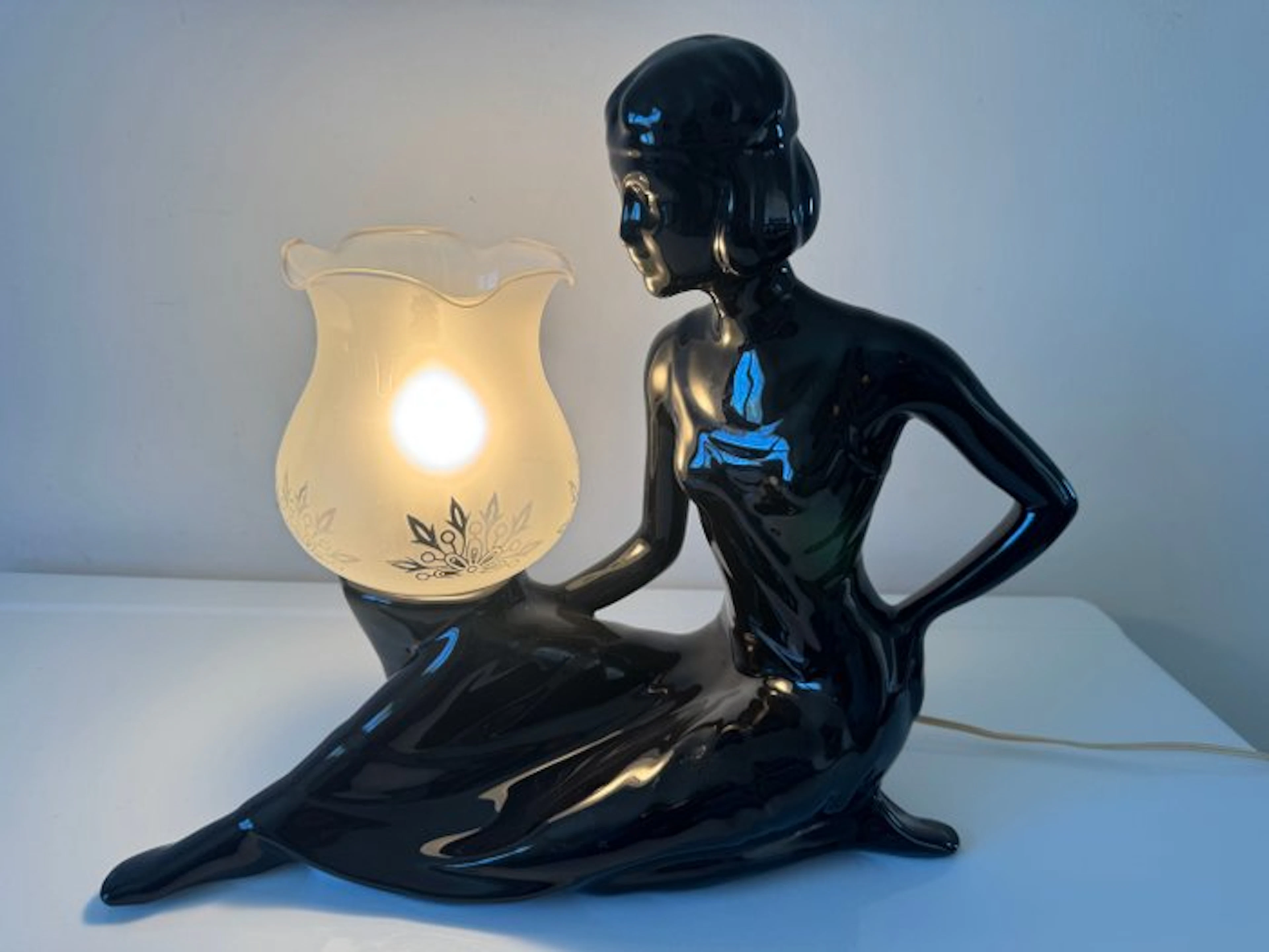 Table lamp - Ceramic - reclining pin-up woman