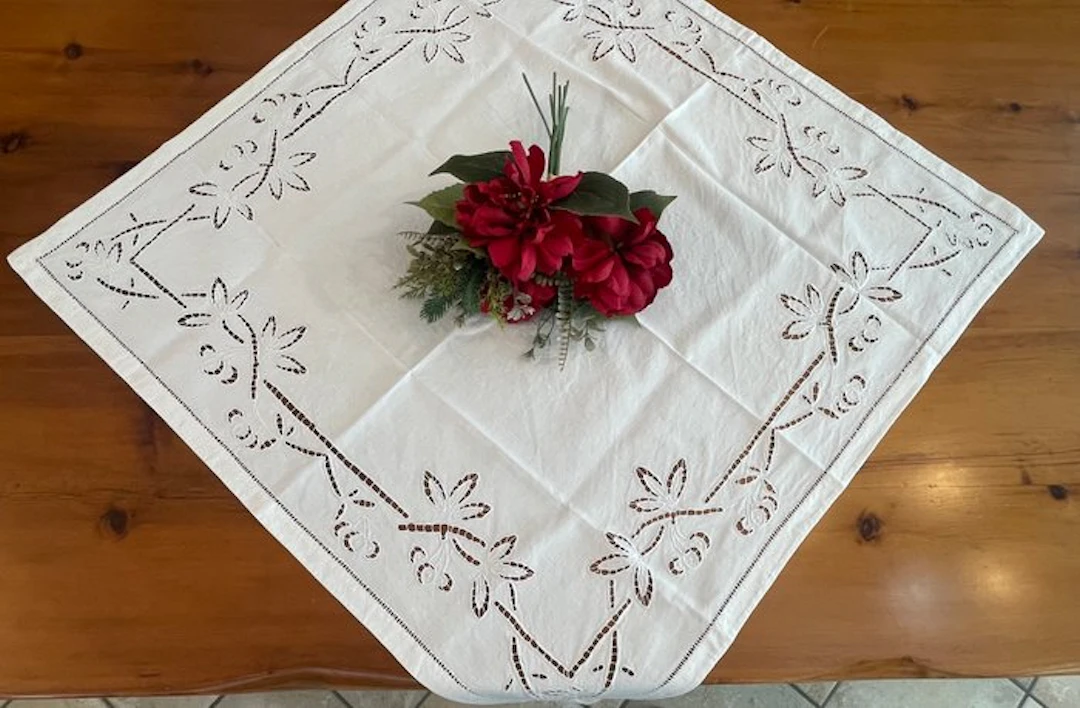 Ranner con intagli e ricami floreali - Centrepiece - Linen - Ranner