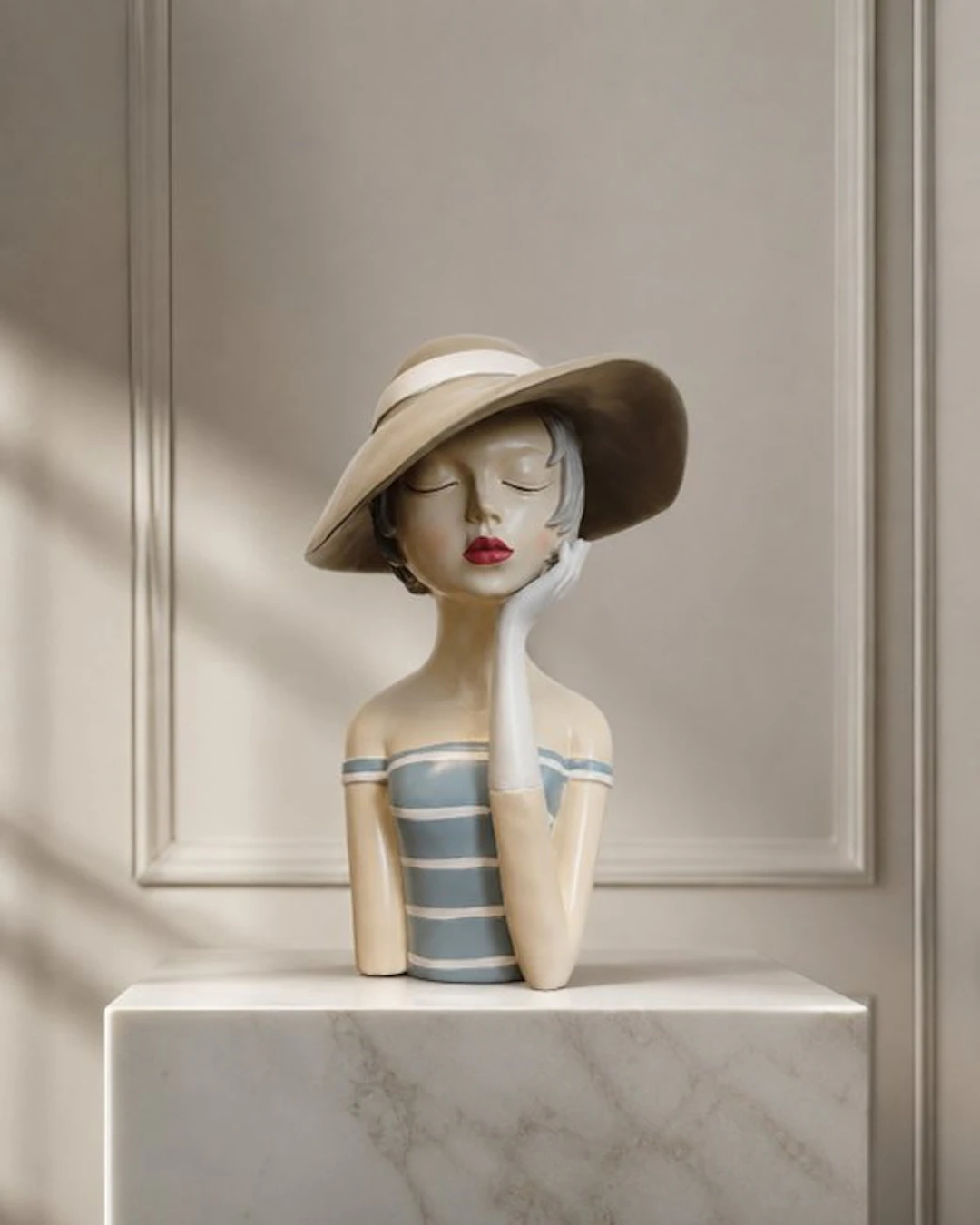 Bust, Elegante Lady Bust met Brede Hoed – Art Deco...