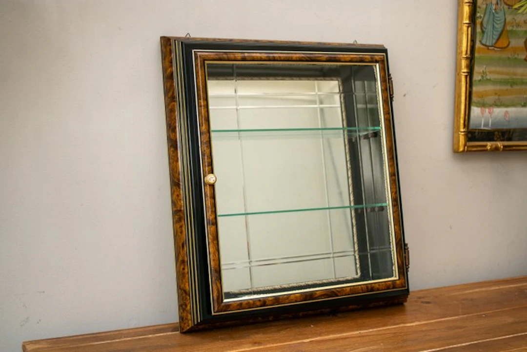 Display case - Mirror cabinet with jewel knob