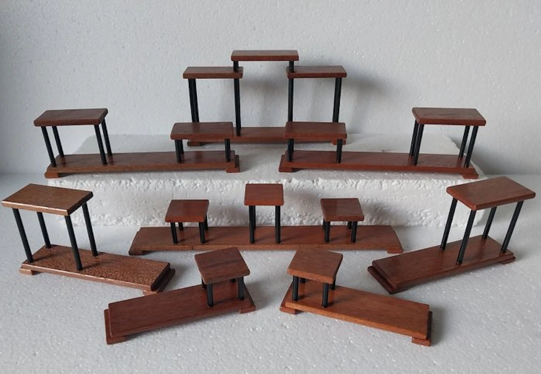 Stand - 8 small wooden displays, stands