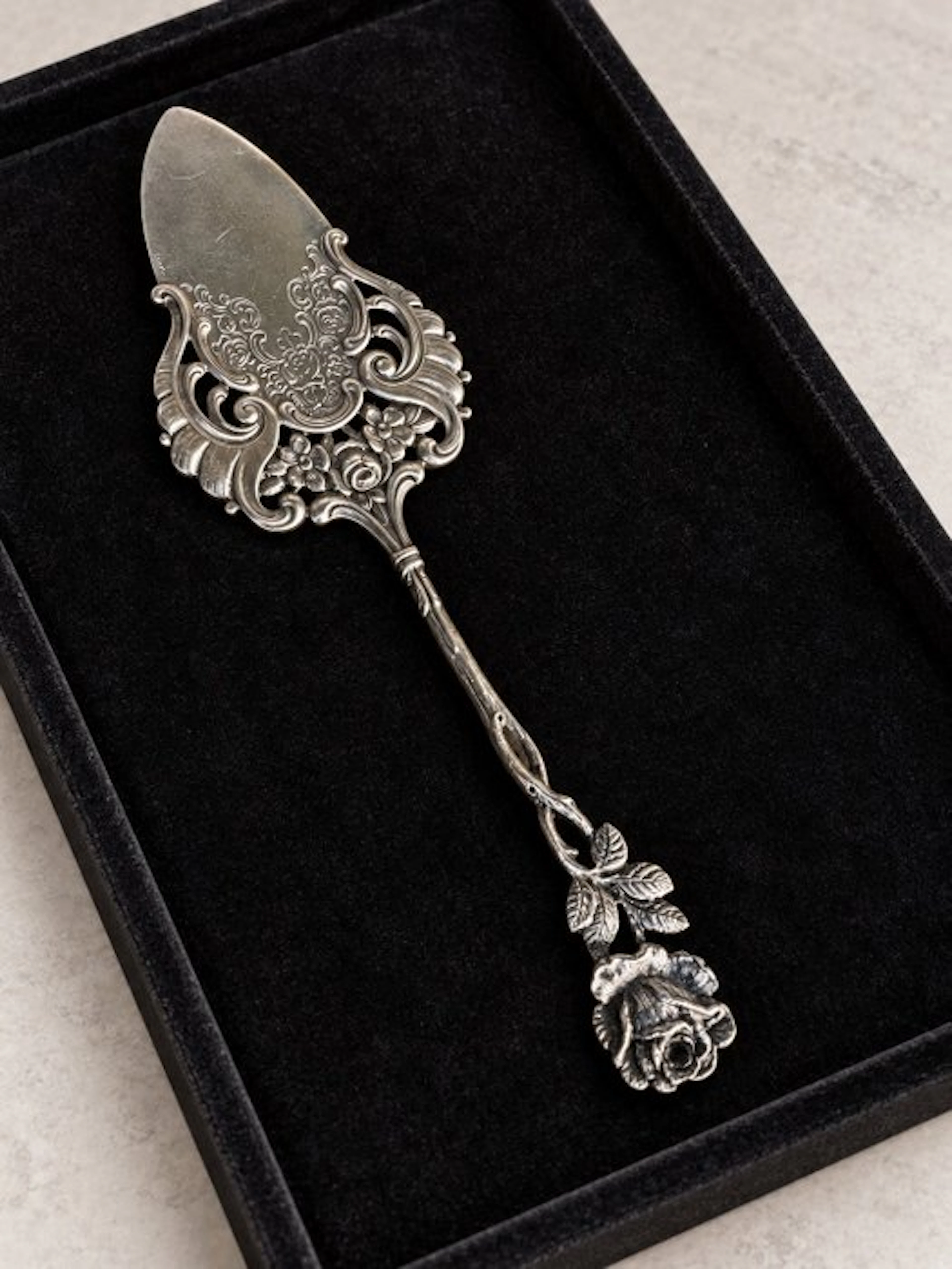 Christoph Bach - Cake server - .835 silver - 1930-1940 - Hildesheimer Rose