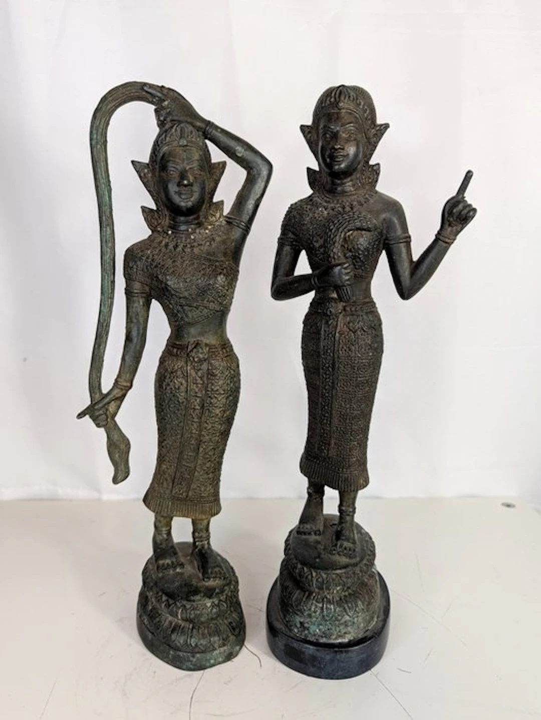 Pair of Thai female figures with attributes – Bronze –...