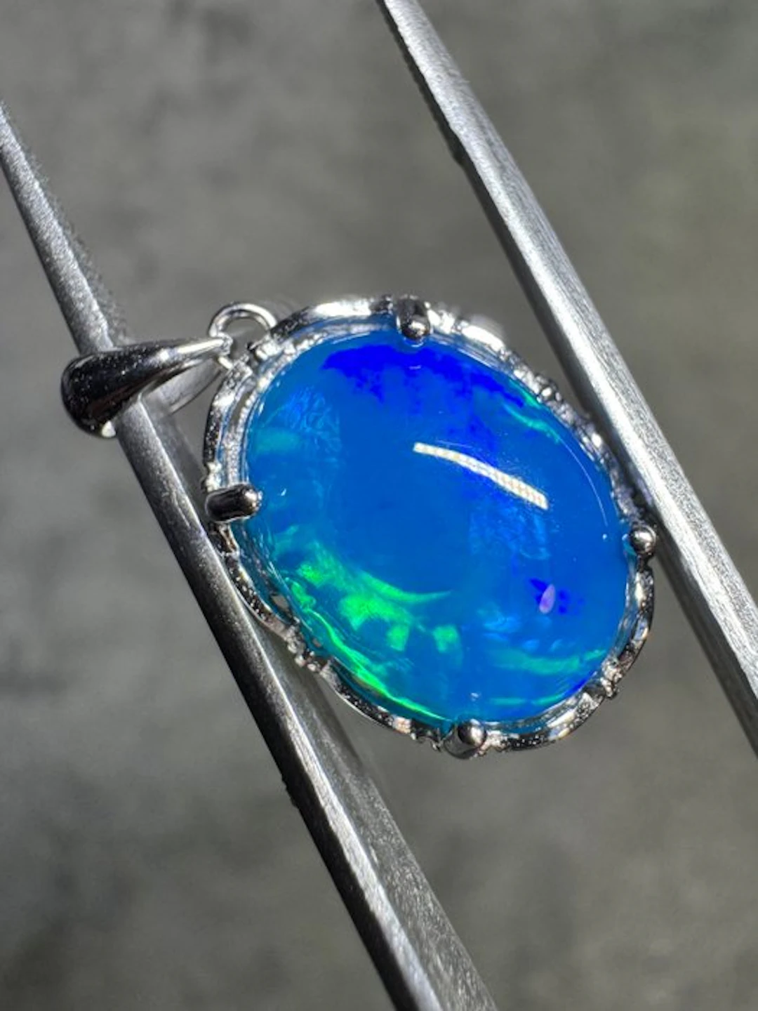 Ethiopian blue opal pendant + 925 silver. 8.59 ct Jewellery- 1.72 g - (1)