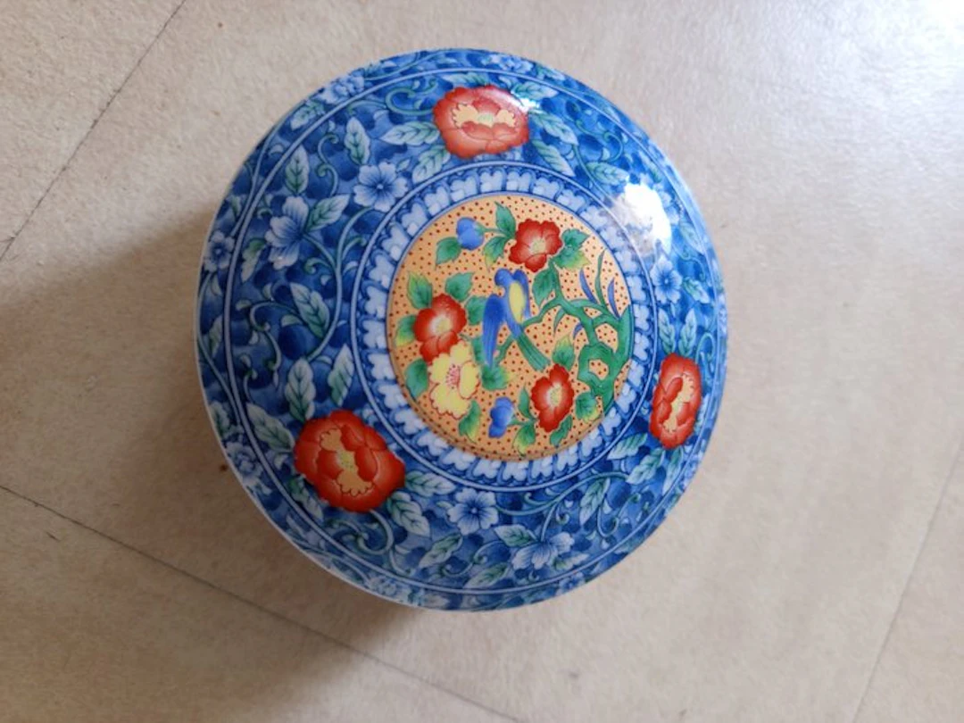Box - Porcelain - Porcelain lidded box