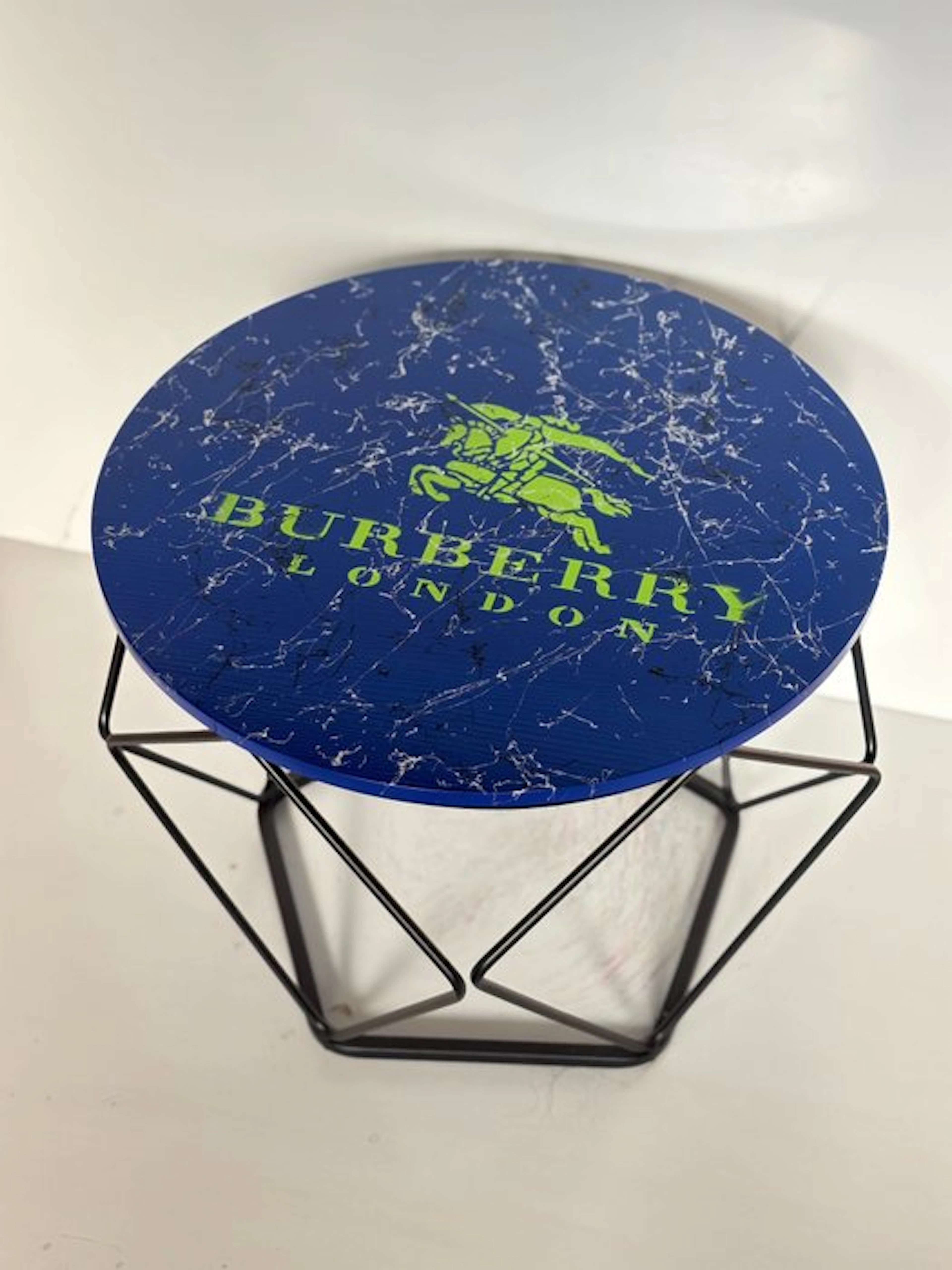 Rob VanMore - Tea-time by Burberry - ø50cm