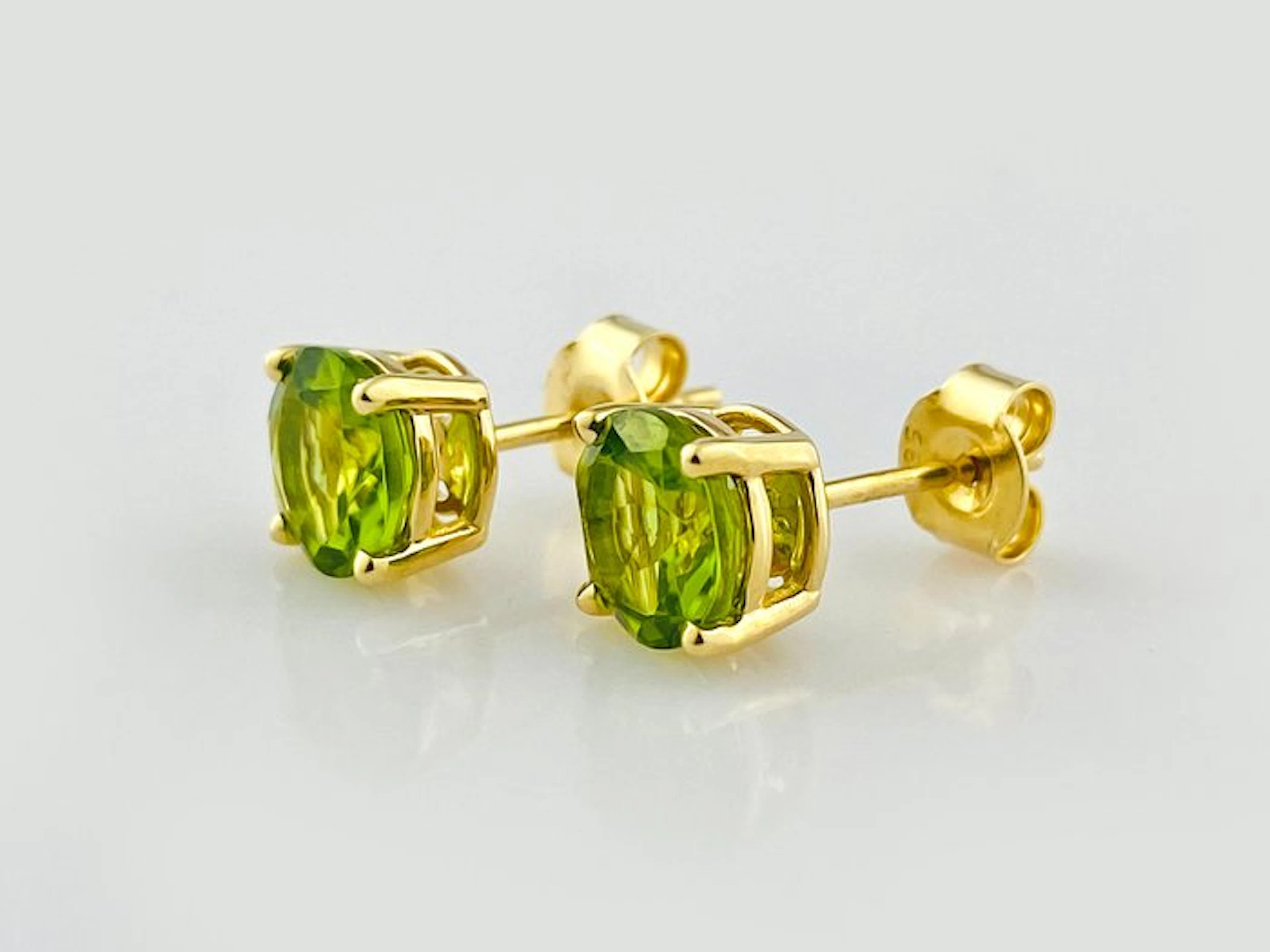 Earrings - 14 kt. Yellow gold - 2.62ct. tw. Peridot