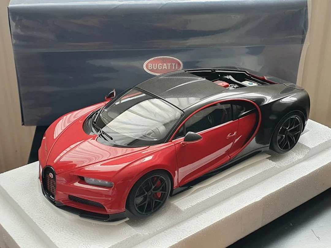 Autoart 1:18 - Model car - Bugatti Chiron Sport - Carbon / Italian Red