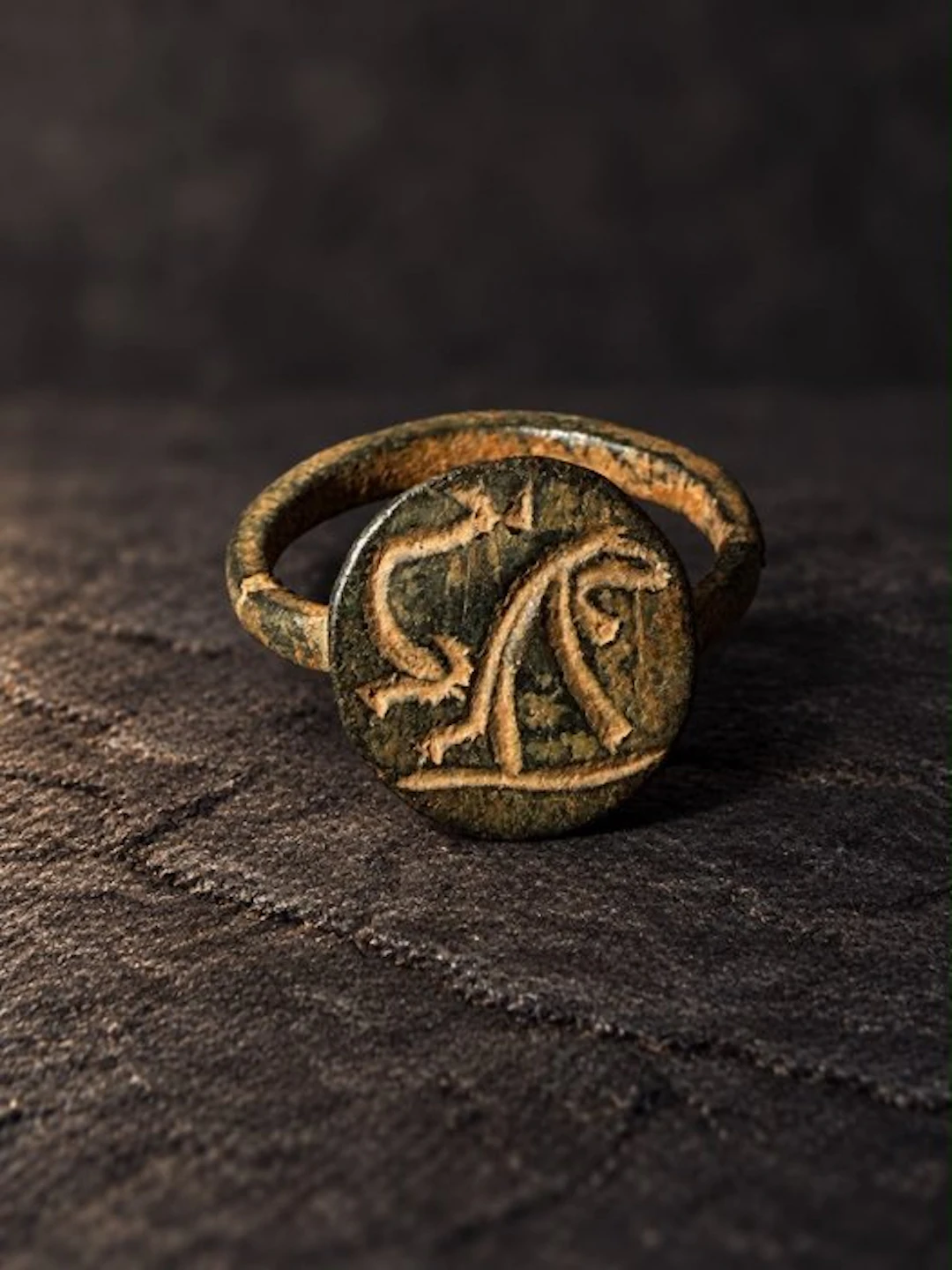 Medieval / Viking Era Bronze Ring uit de Vikingtijd met gestileerd diermotief