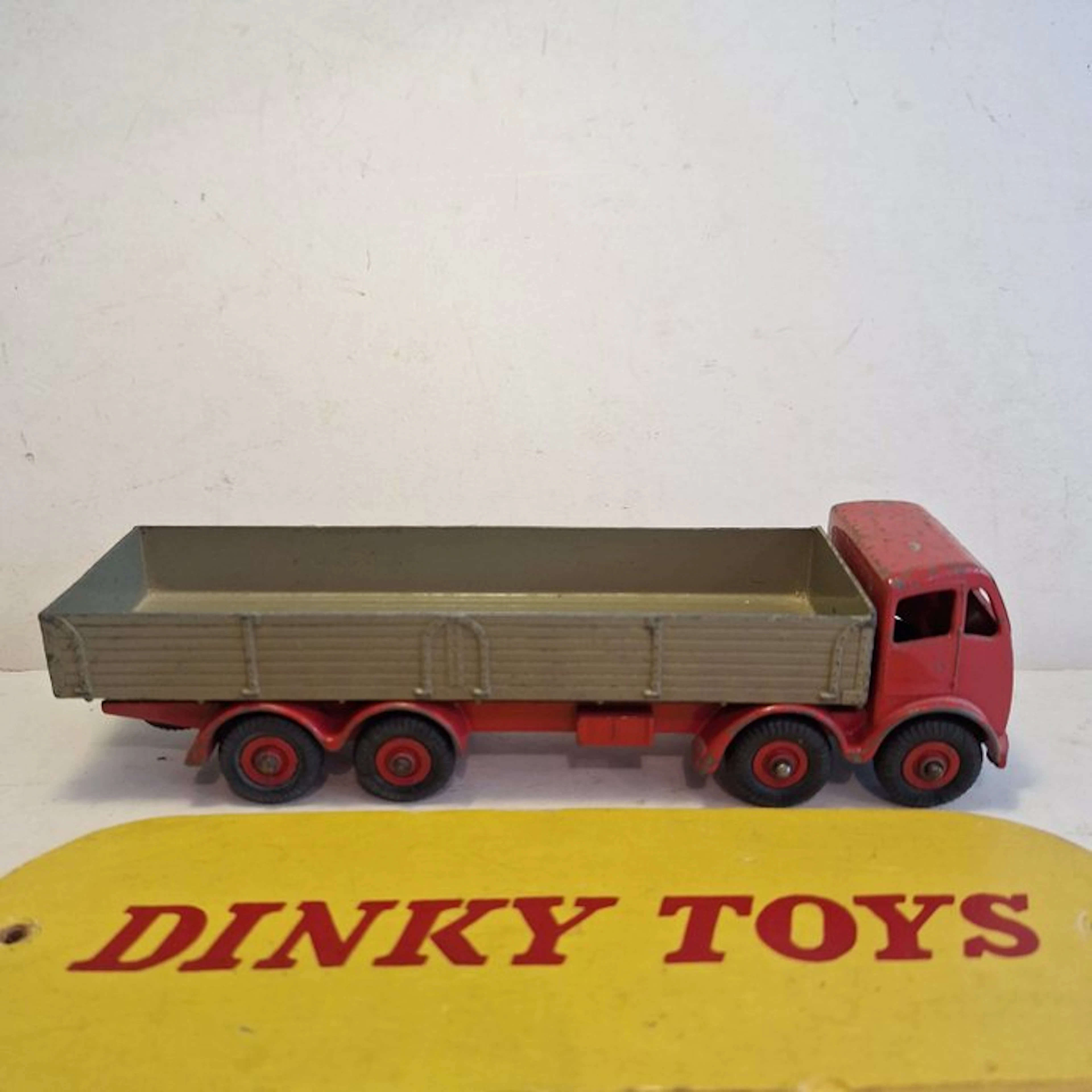 Dinky Toys 1:50 - Model car - Dinky Supertoys - 2nd type grill