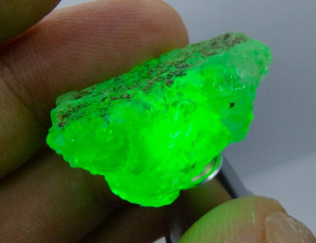 35.5 cts - Top Quality - Rare fluorescent Mexican Hyalite "Opal"- 7.1 g