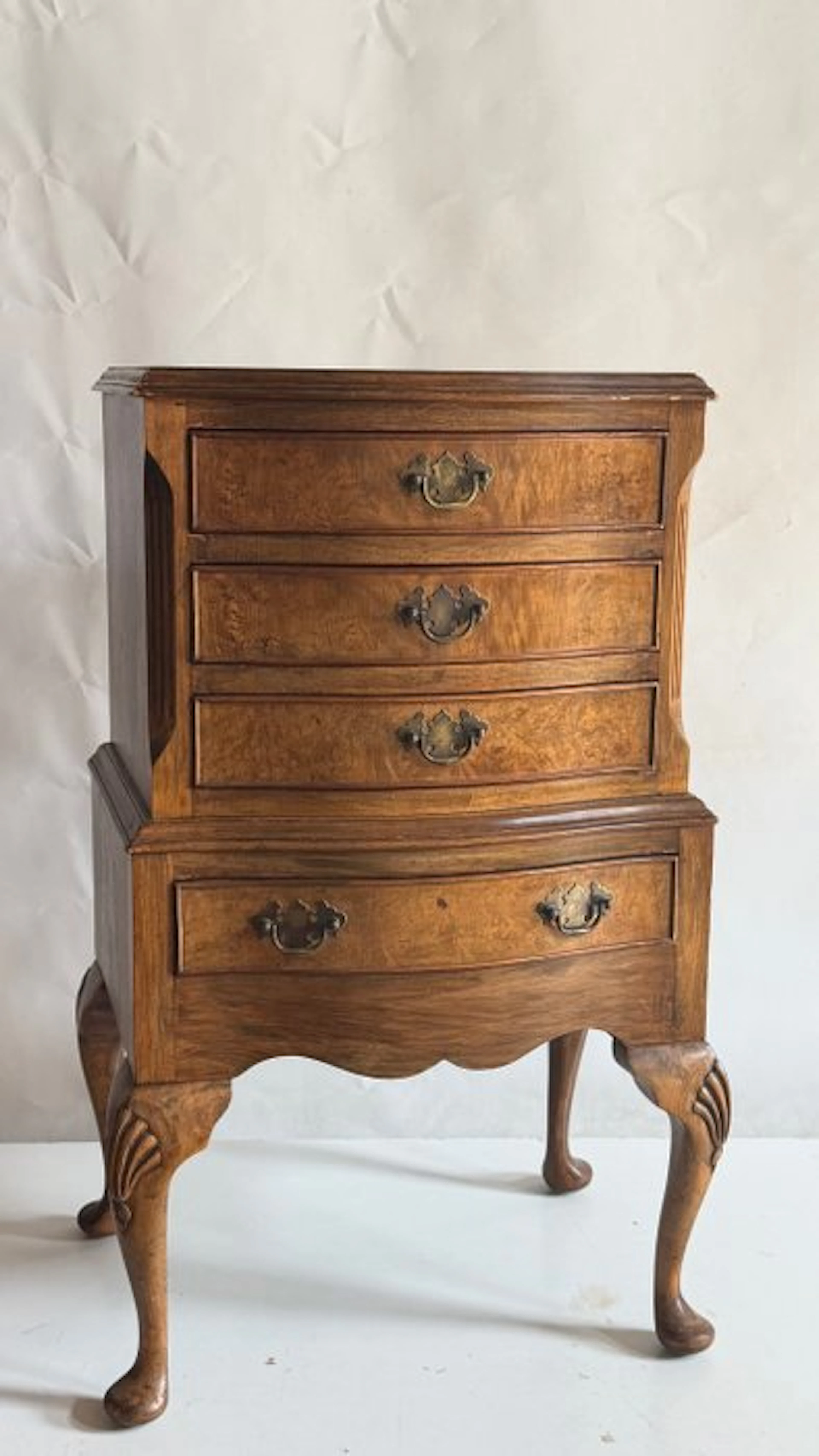 Meuble d'appui - Antique burrwood serpentine cabinet —...