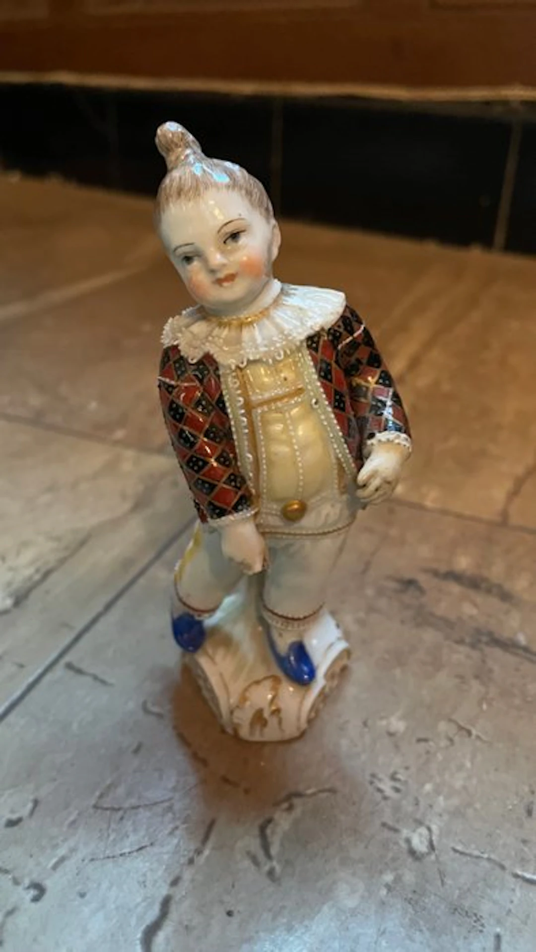 KPM - Figurine - Jongen in harlekijnkostuum - glazed