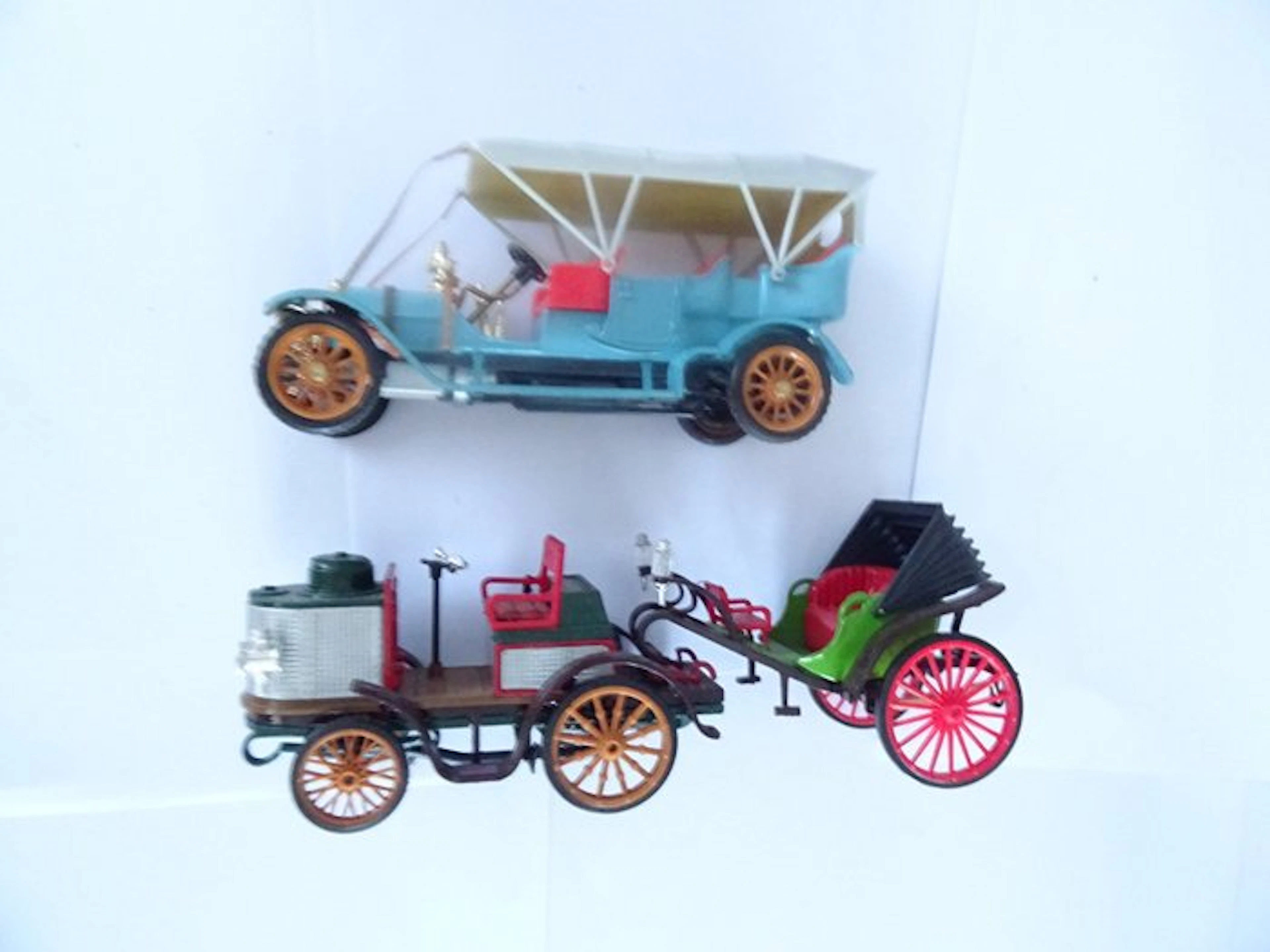 Rio - Model car (2) - 2 like-new models in their original packaging.