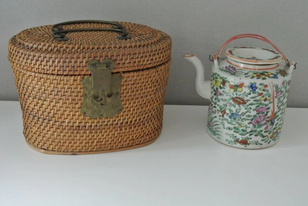 Chinese made teapot ca. 1940 - Porcelain, Rattan - China - 20th century