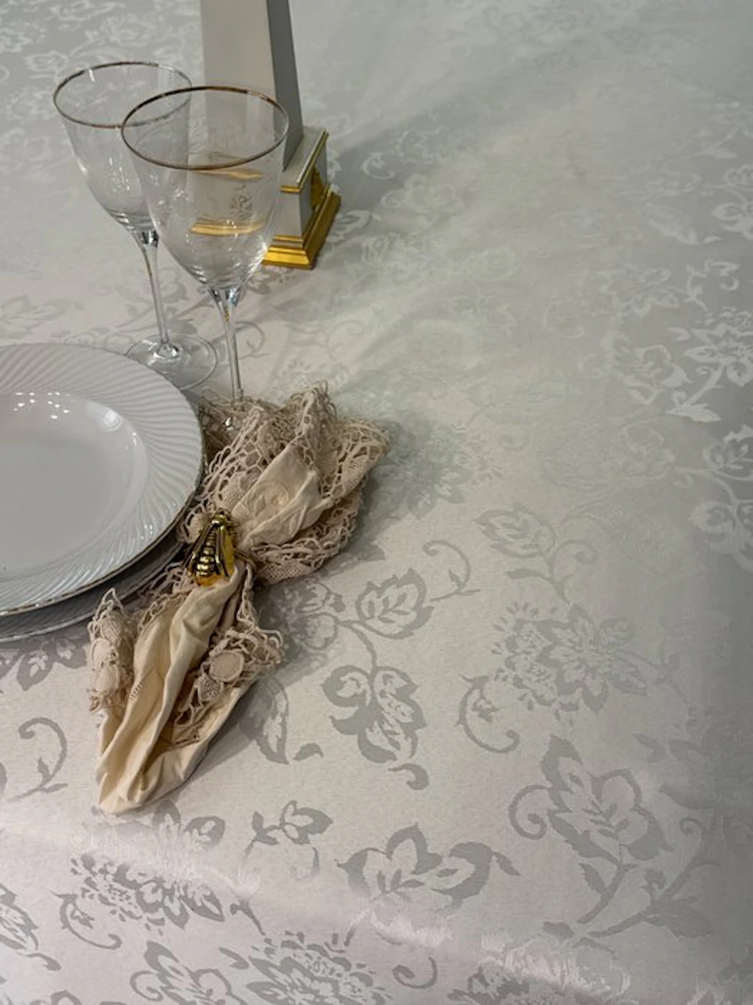 san leucio - Luxurious damask tablecloth in white silk with a floral pattern