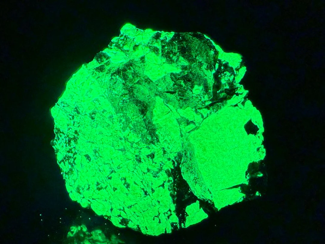 Extremely bright willemite and troostite willemite with franklinite