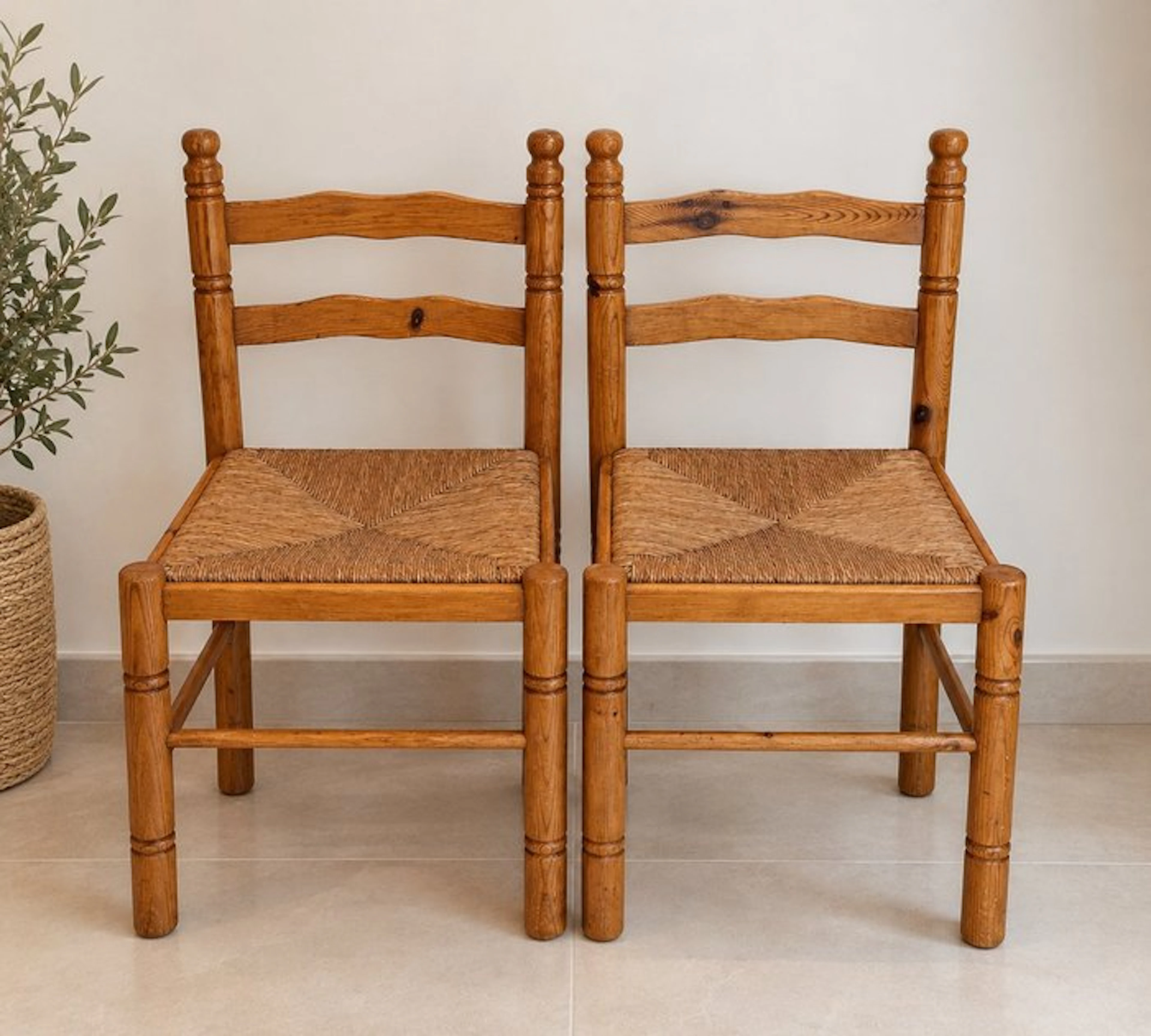 Chair - Oak - Pair of turned-wood chairs with straw.