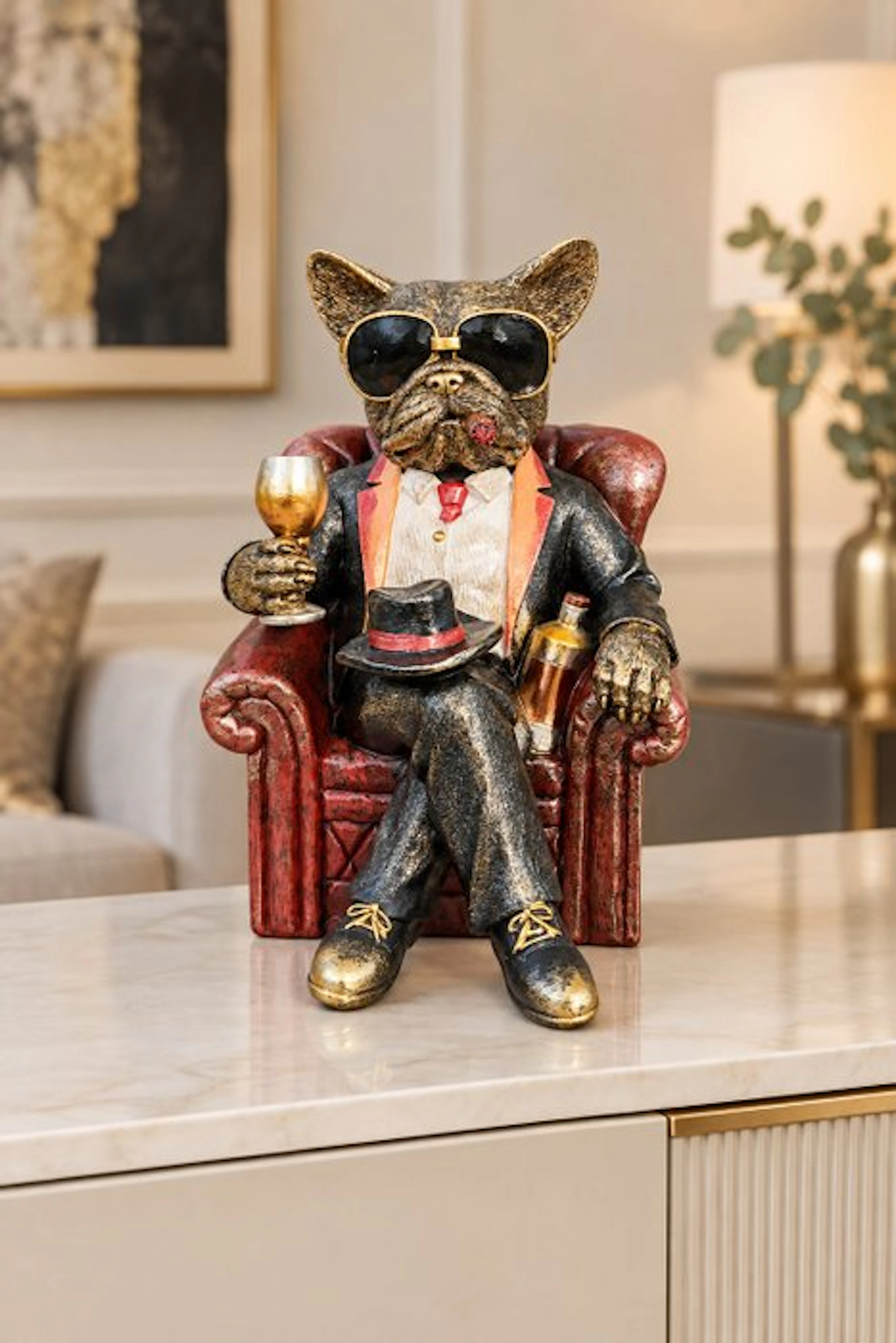 Statue, Stoere bulldog in een lederen stoel - 25 cm - resin
