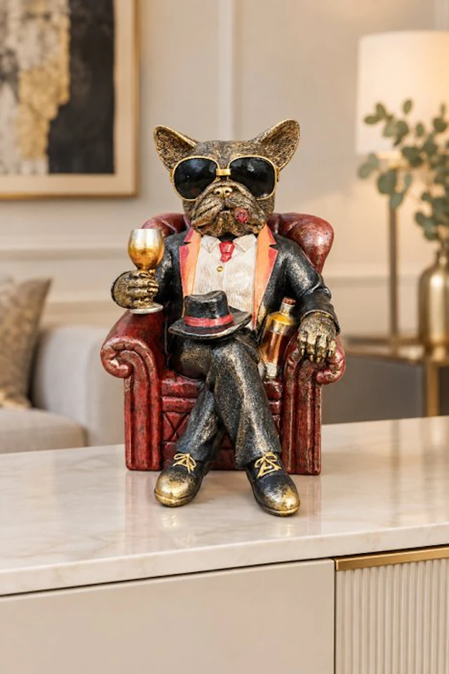 Statue, Stoere bulldog in een lederen stoel - 25 cm - resin