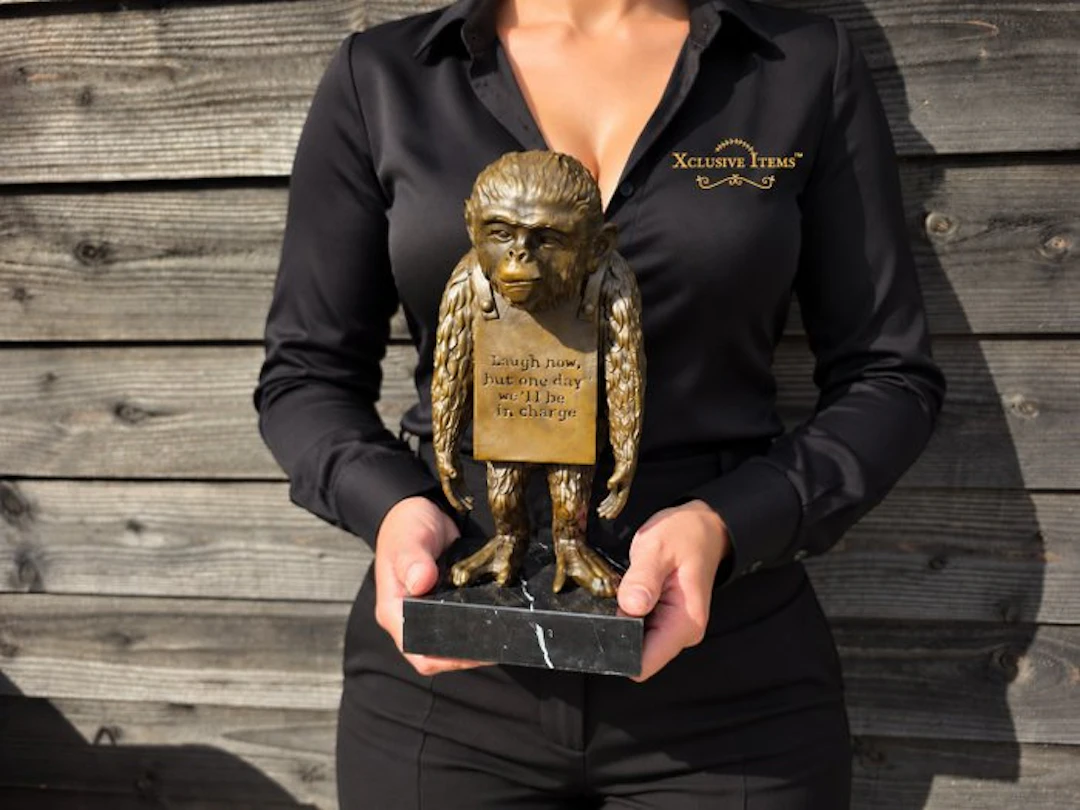 Statue, Laugh Now Monkey - After Banksy - 27 cm - Bronze, Marble - 2026