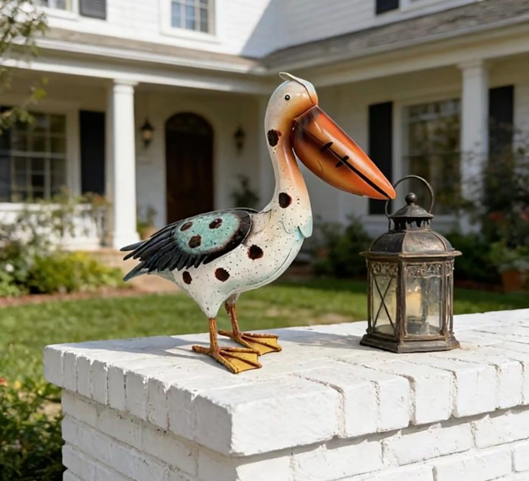 Unknown - Figure - Metal Pelican Garden Ornament - Metal, Painted metal