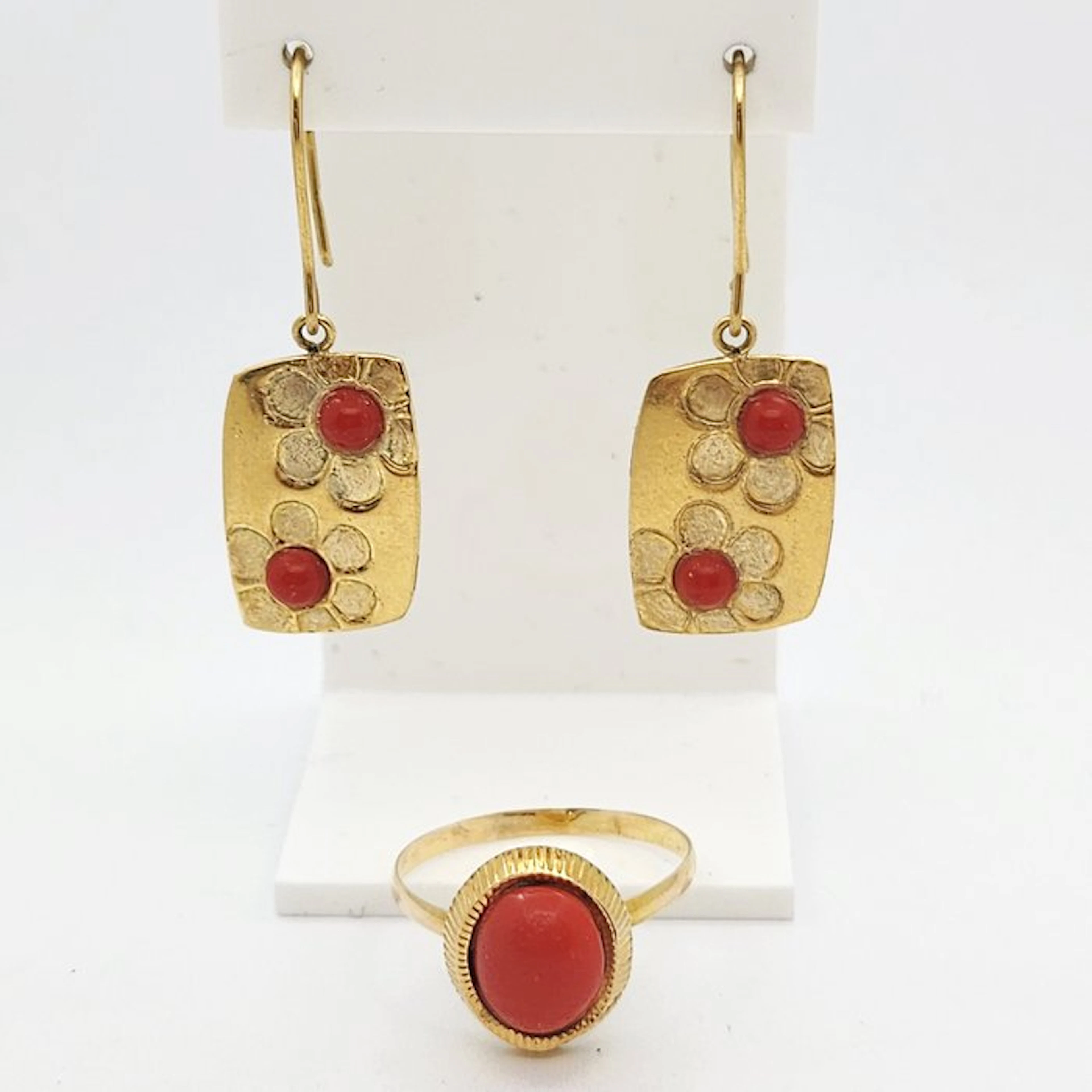 2 piece jewellery set - 18 kt. Yellow gold - 2.50ct. tw. Coral