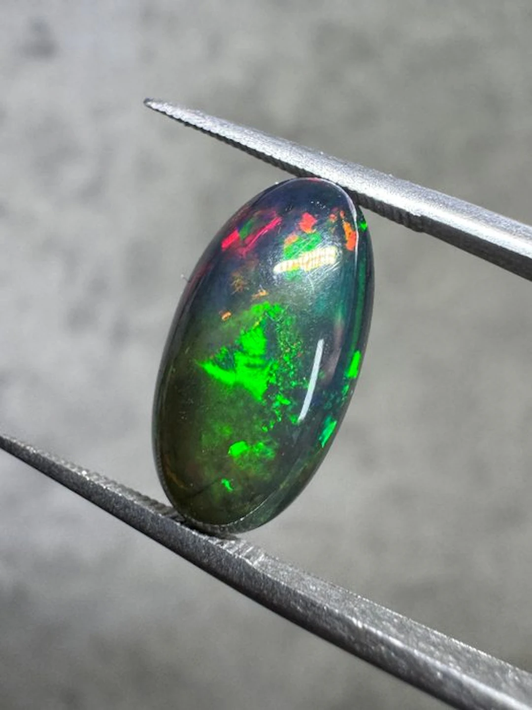 Natural Ethiopian black opal. 3.00 carats. No reserve! Oval cabochon- 0.6 g