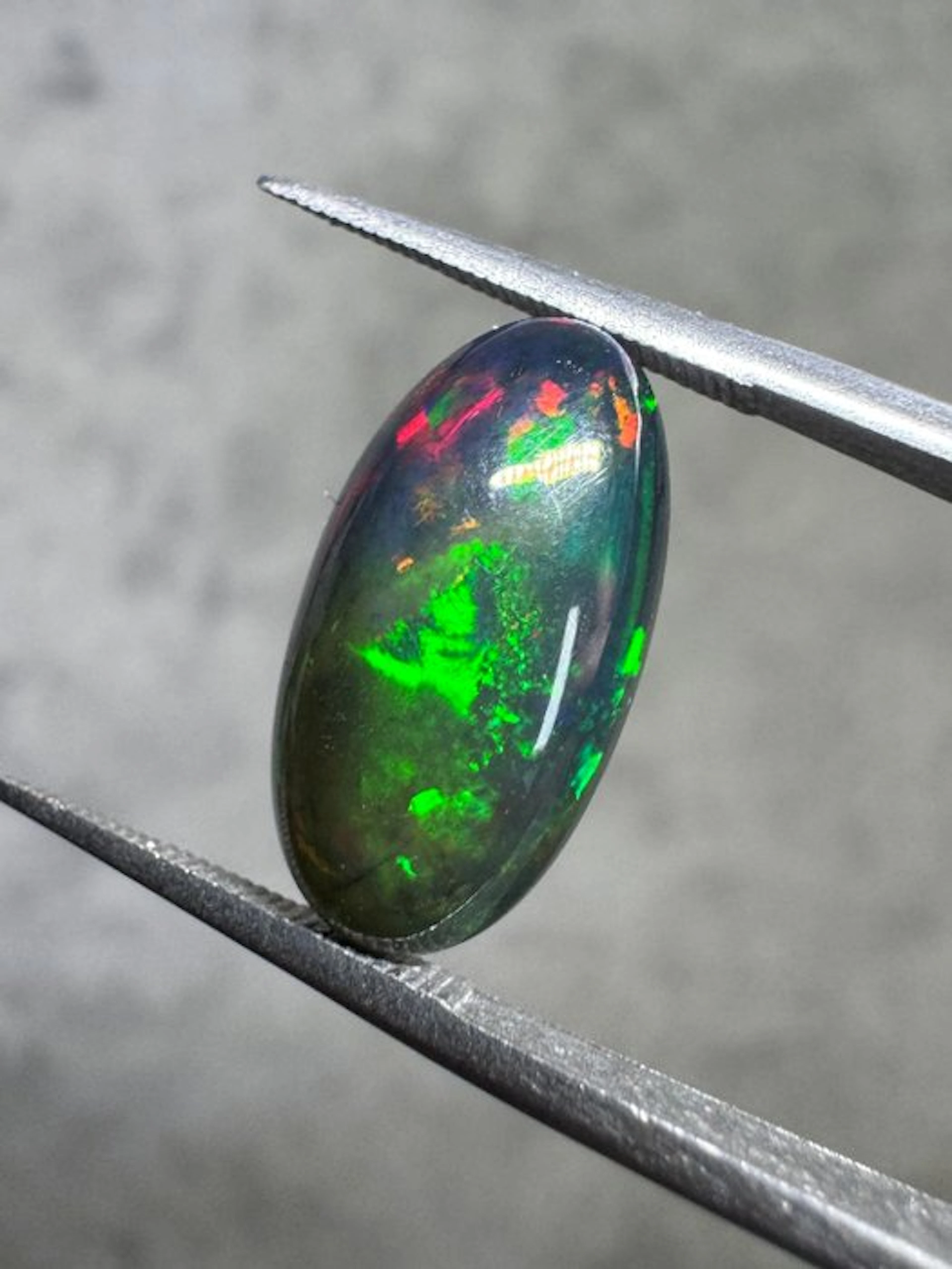 Natural Ethiopian black opal. 3.00 carats. No reserve! Oval cabochon- 0.6 g