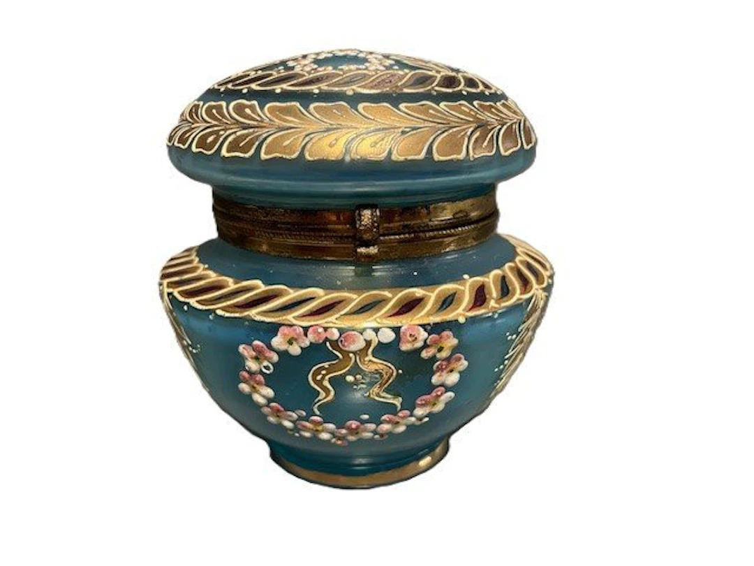 Jewellery box - Opaline glass - France - late 19th century