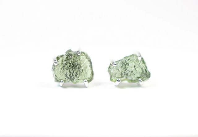 2 Moldavite ear studs / rough / new 925. Sterling Silver - 2.36 g - (2)