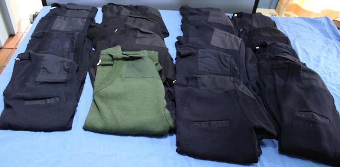 Netherlands - 14 sweaters / 4 spencers Dutch Police - Military equipment