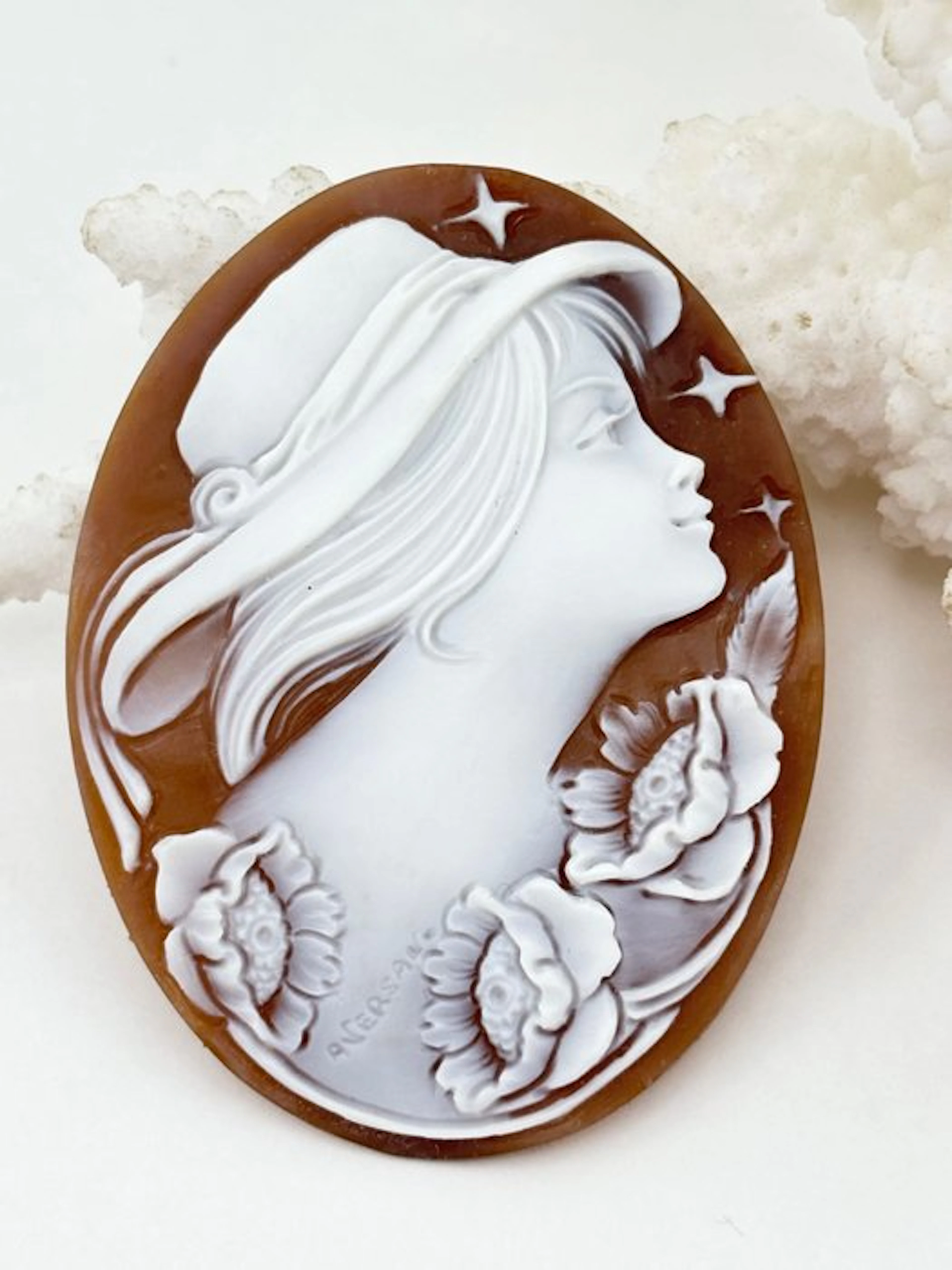 Cassis madagascariensis - Cameo - Hand-carved cameo