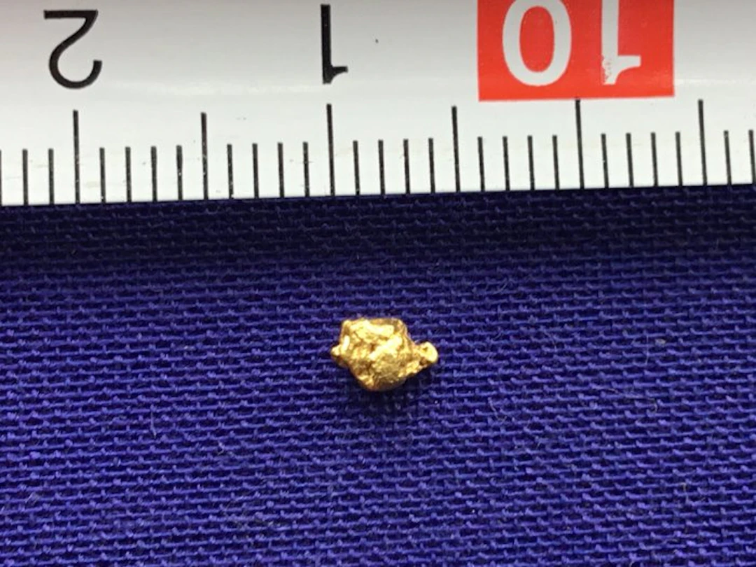 Yukon Crystalline Nuggets - Height: 0.6 mm - Width: 0.6 mm- 0.13 g - (1)