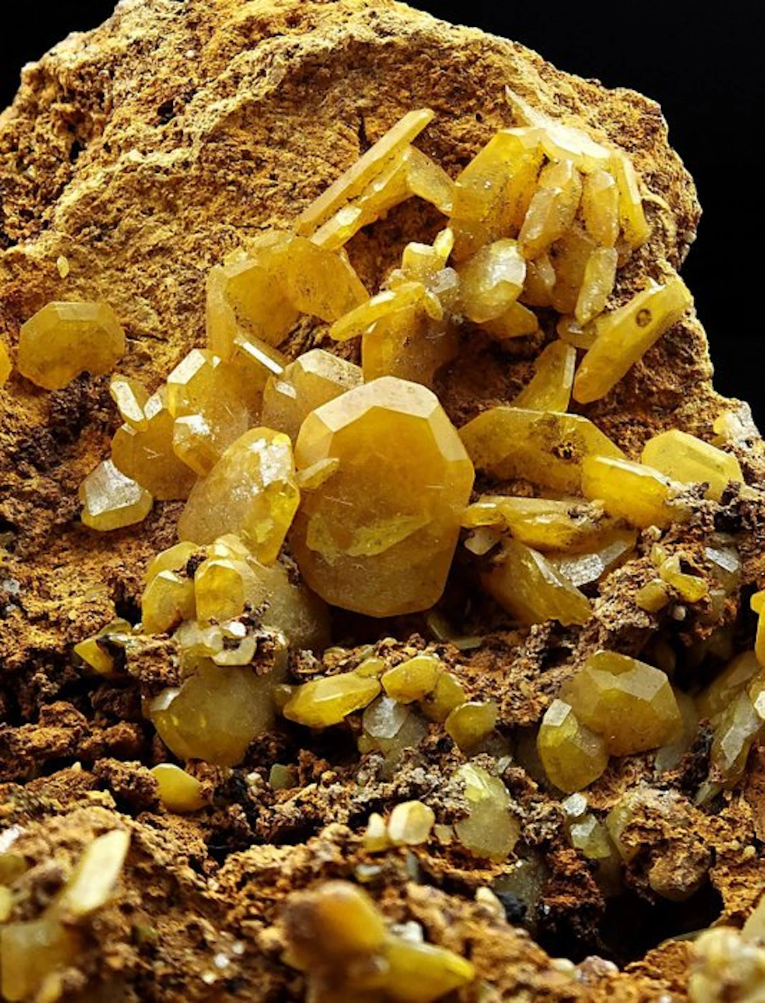 Yellow wulfenite aesthetics