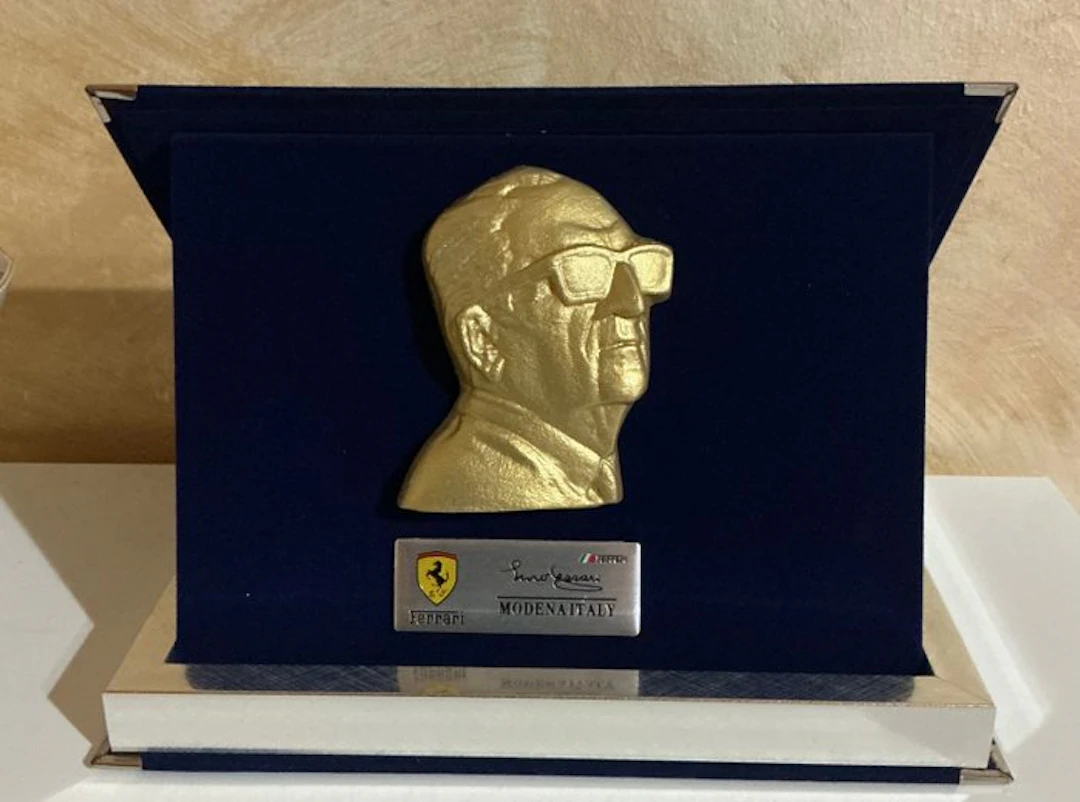 Golden bust of Enzo Ferrari - Ferrari - Astuccio in velluto blu - 2024