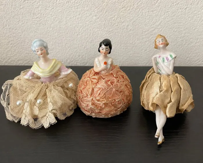 Figurine - Half-doll pincushions (3) - Porcelain, Silk, Fabric