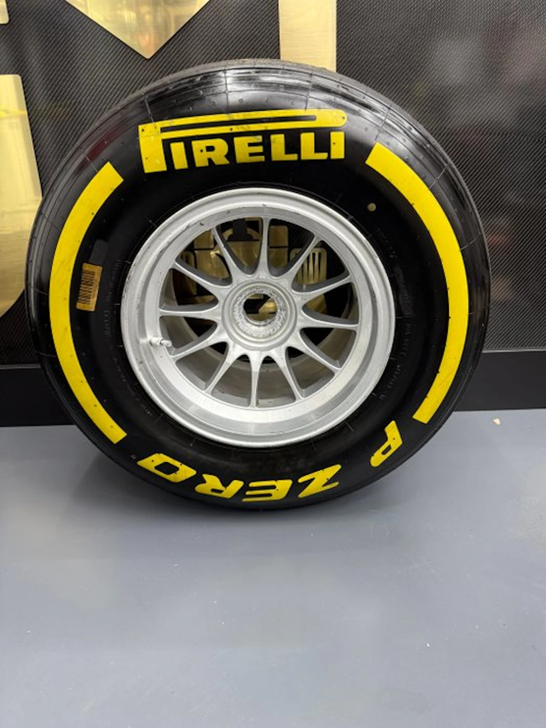 Wheelnut - Pirelli - Tire complete on wheel