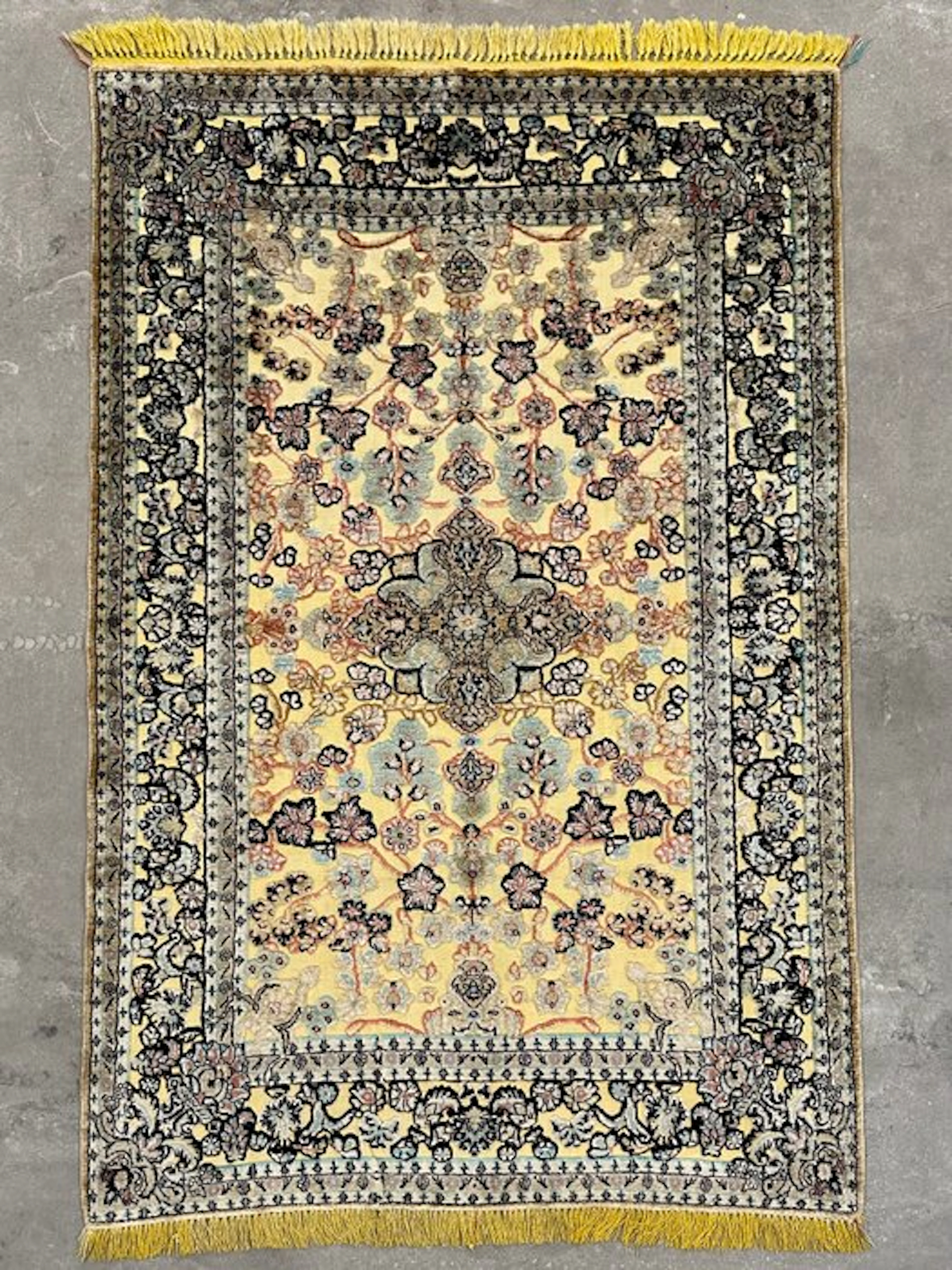 Silk Carpet with golden Metal - Pure Luxury & Great Decor...