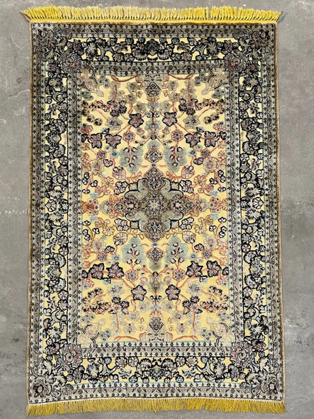 Silk Carpet with golden Metal - Pure Luxury & Great Decor...