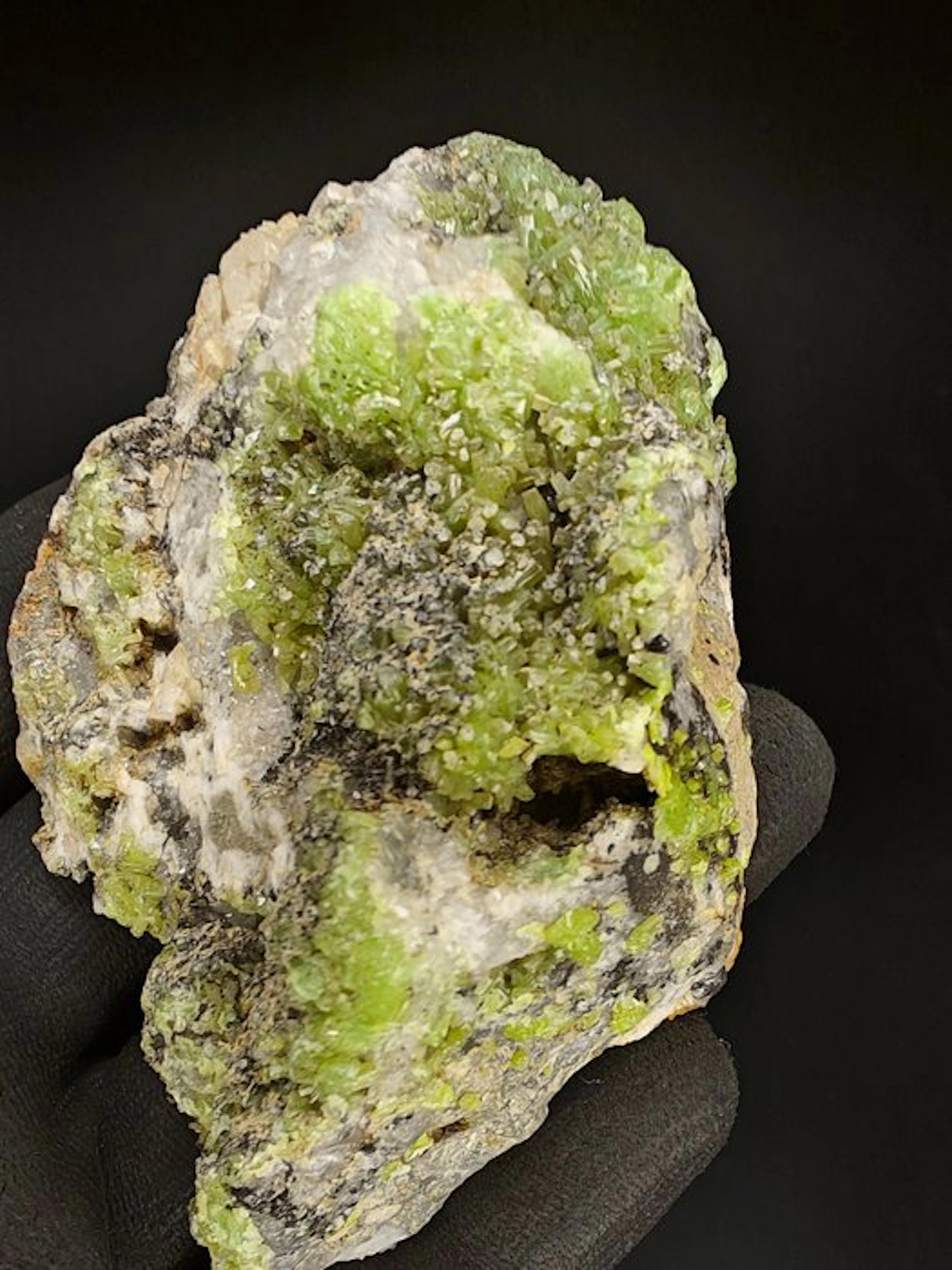 Pyromorphite Crystals on matrix - Height: 10 cm - Width: 7 cm- 220 g