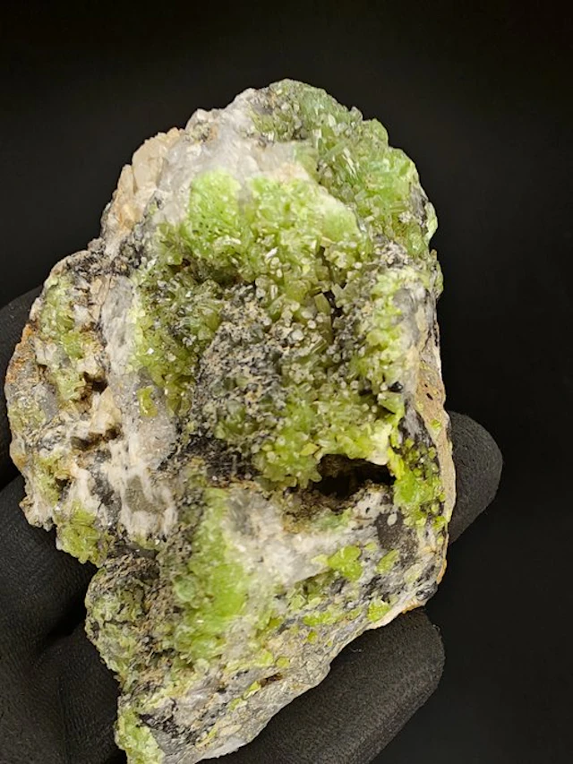 Pyromorphite Crystals on matrix - Height: 10 cm - Width: 7 cm- 220 g