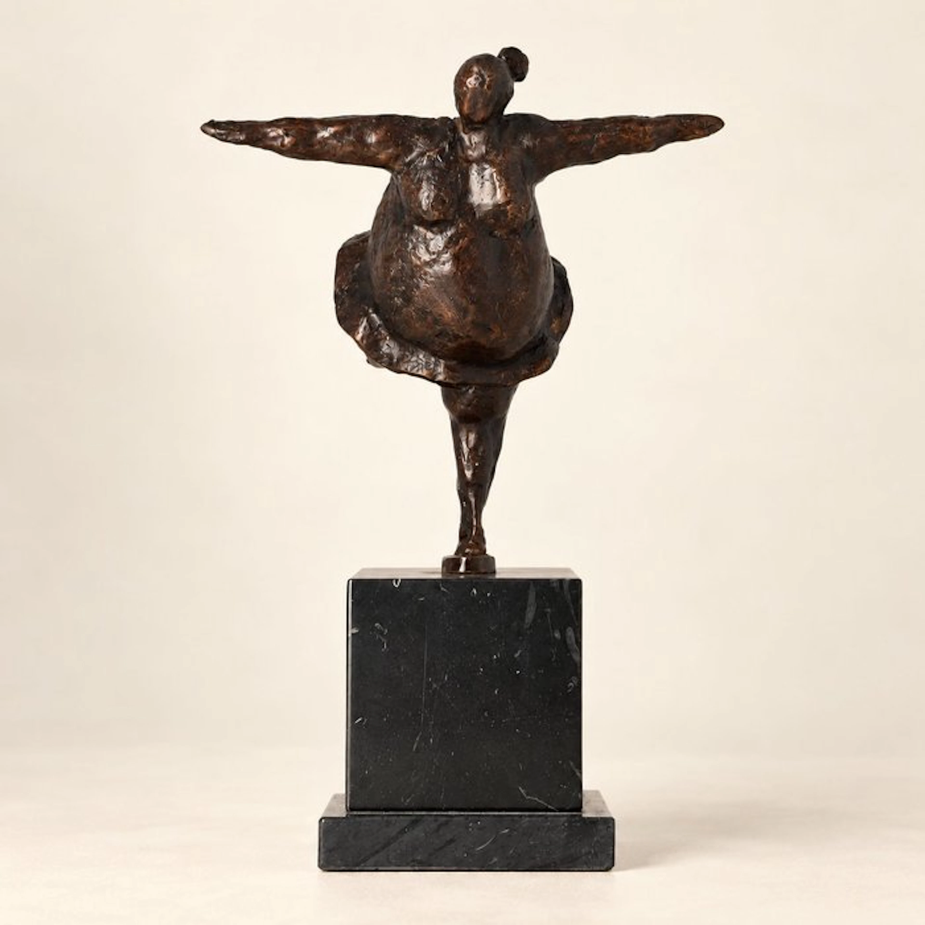 Figurine - Balancerende vrouw - Bronze, Marble