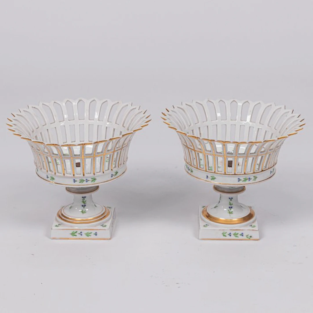 Een paar porseleinen kastanje vazen. Porcelaine de Paris - Vase - Porcelain