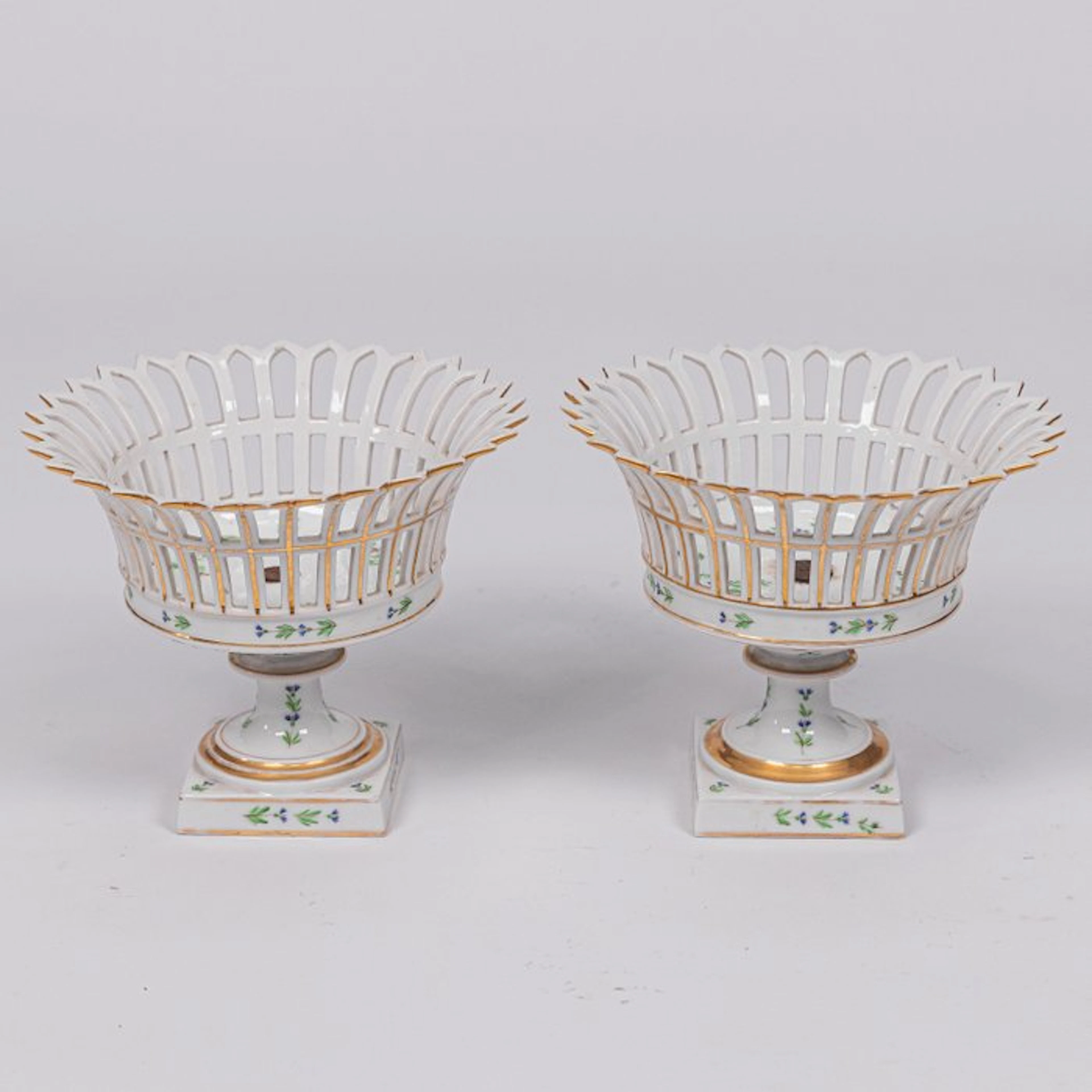 Een paar porseleinen kastanje vazen. Porcelaine de Paris - Vase - Porcelain