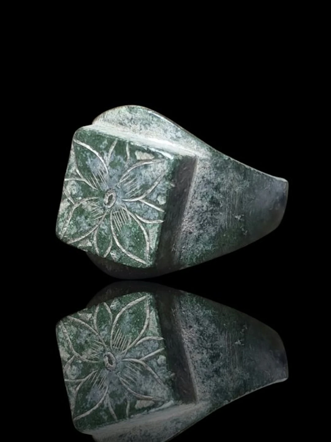 Medieval, Crusaders Era Bronze Big Flower Seal Ring (No reserve price)