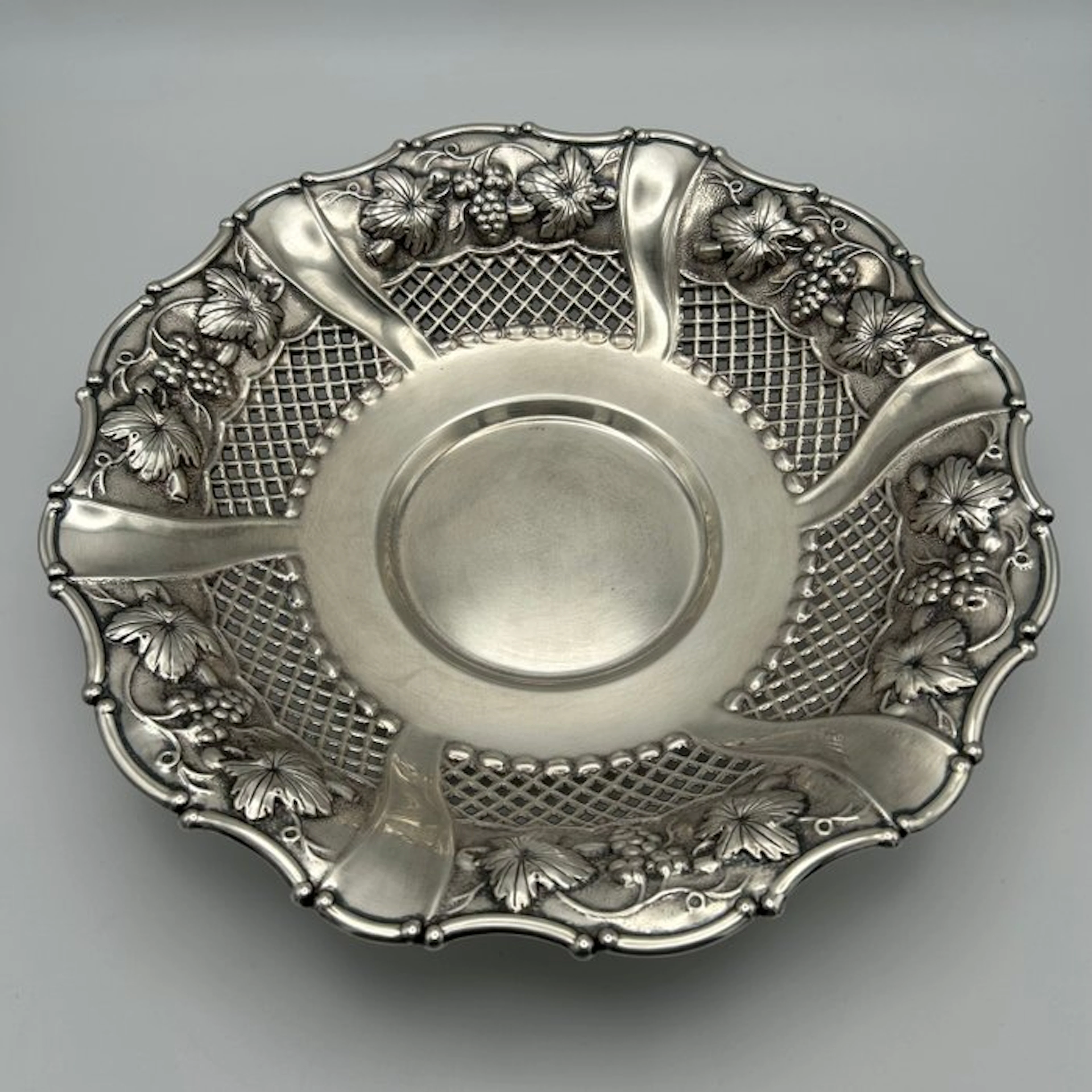 NO RESERVE PRICE - Greggio Linea OLRI - Tray - Grapes and...