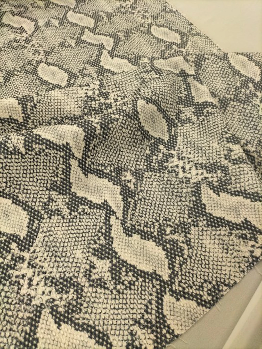 Bellissimo tessuto animalier pitonato - Upholstery fabric...