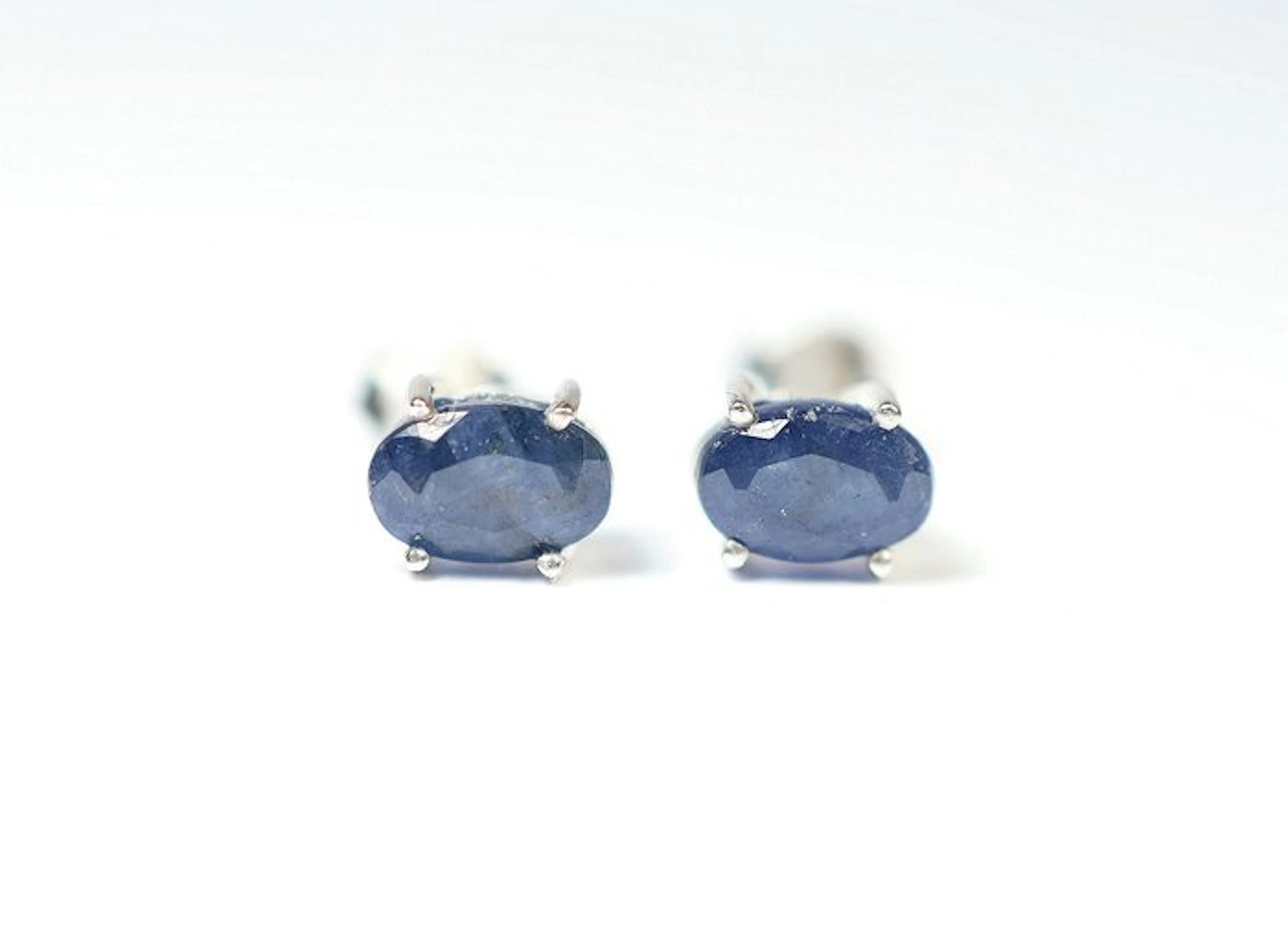 Sapphire / 2 ear studs / new- 0.94 g - (2)
