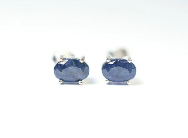 Sapphire / 2 ear studs / new- 0.96 g - (2)